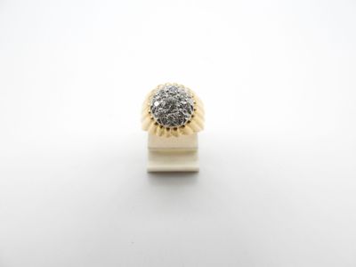 une image d'une bague en diamant sur une surface blanche