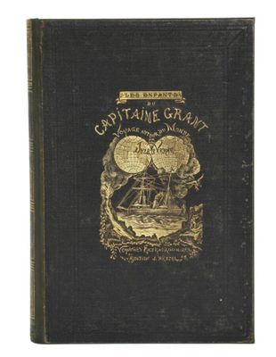 un livre noir avec des lettres dorées et l'image d'un bateau