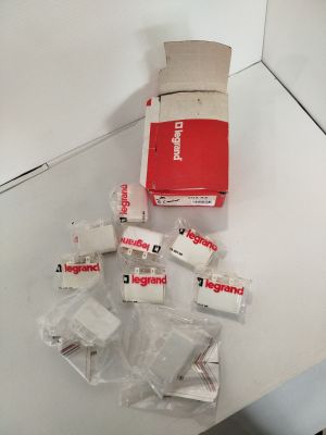 une boîte de pansements posée sur une table à côté d'une autre boîte de pansements