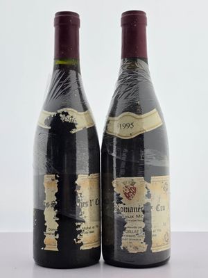deux bouteilles de vin posées l'une à côté de l'autre sur une table