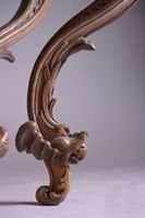 Console en chêne à riche décor sculpté et ajouré. (photo 5)