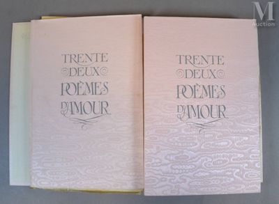 deux livres ouverts sur une table