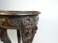 Sellette en bois foncé, posant sur 4 pieds, décor de mascaro… (photo 4)