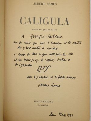 un livre ouvert sur lequel est inscrit un poème manuscrit, posé sur une table