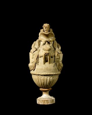 un vase blanc orné d'un oiseau sur fond noir