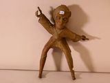 une figurine représentant un homme tenant une paire de ciseaux
