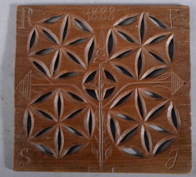 une photo d'une plaque en bois ornée d'un motif floral