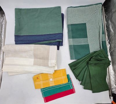 de nombreuses serviettes de table de différentes couleurs dans une valise posée sur une table