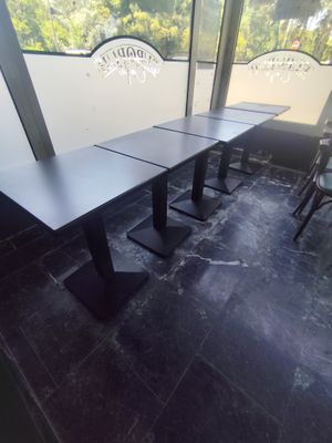 des tables et des chaises dans un restaurant donnant sur l'extérieur