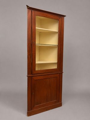 une vitrine en bois avec des portes vitrées et des étagères