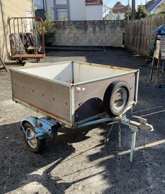 Petite remorque de jardin de marque LAMA à deux roues et une…