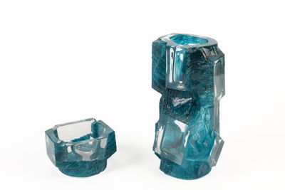 deux morceaux de verre bleu placés l'un à côté de l'autre