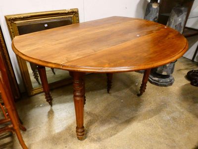 une photo d'une table en bois dans une pièce