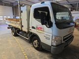 un camion blanc garé dans un immeuble