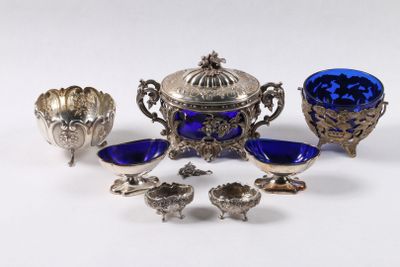 plusieurs morceaux de verre argenté et bleu sur un fond blanc