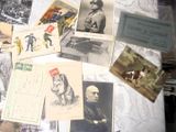 de nombreuses cartes postales anciennes posées sur une table, dont il y a beaucoup