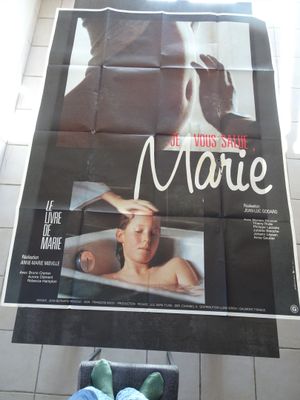 une grande affiche représentant une femme dans une baignoire