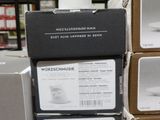 des cartons empilés les uns sur les autres dans un magasin rempli d'articles