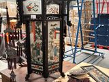 Plusieurs œuvres d'art sont posées sur une table dans une pièce