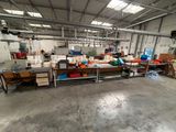 une grande salle où se trouvent de nombreuses tables et chaises