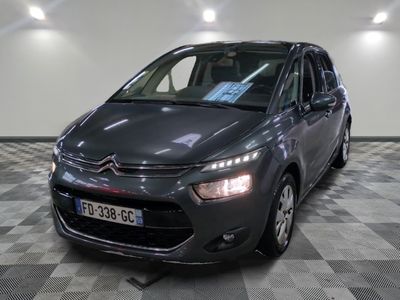 la citrole grise est garée sur un carrelage en damier
