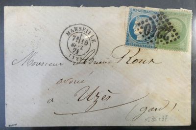 une vieille enveloppe timbrée posée sur une table
