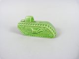 un petit char d'assaut vert en plastique posé sur une surface blanche