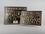 deux photos encadrées représentant divers objets exposés dans une vitrine
