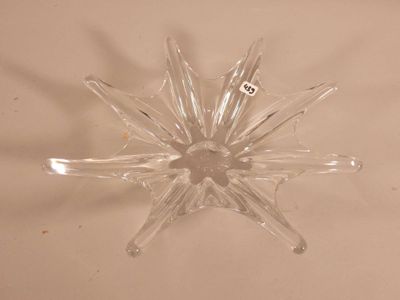 une étoile en verre posée sur une table