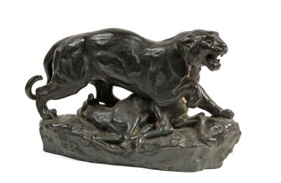 statue en bronze représentant un lion et un chien sur un rocher
