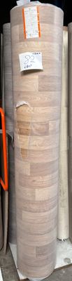 de nombreux rouleaux de papier sur l'étagère de l'entrepôt