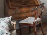 une chaise et un bureau dans une petite pièce