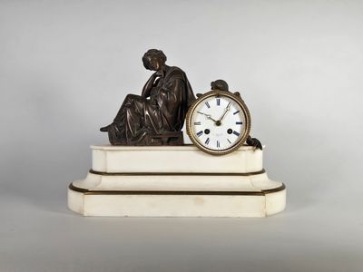 Pendule en bronze patiné et albâtre à sujet de l'allégorie de la scien