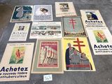 de nombreuses affiches posées à même le sol d'un immeuble