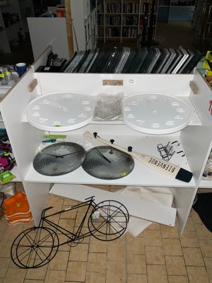 une étagère blanche sur laquelle sont posés un vélo et d'autres objets
