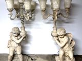 paire de bougeoirs anciens en marbre blanc, ornés de chérubins