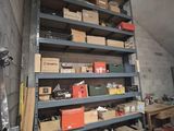 beaucoup de boîtes et de cartons sur les étagères de la pièce