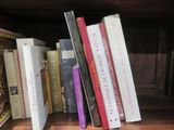 plusieurs livres qui se trouvent ensemble sur une étagère