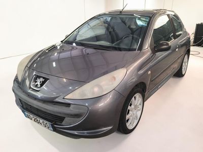 une voiture grise garée dans un showroom