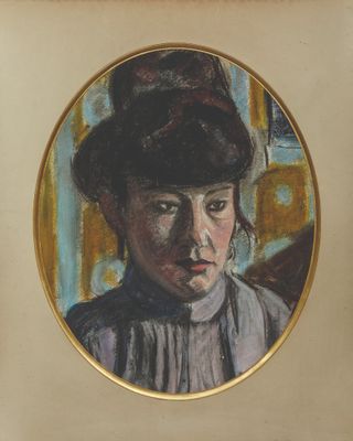 Portrait d'une femme coiffée d'un chapeau près d'une fenêtre, avec la fenêtre derrière elle