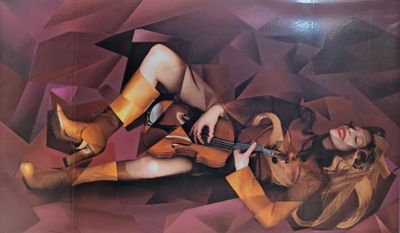 une femme allongée par terre avec une guitare