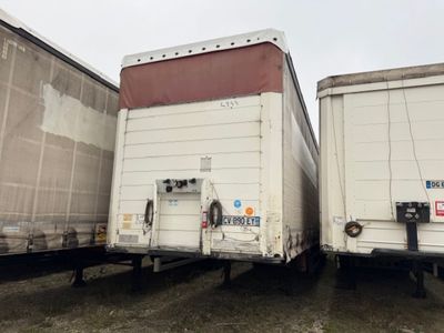 deux semi-remorques garées côte à côte sur un parking