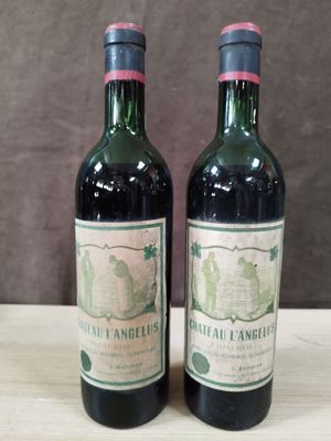deux bouteilles de vin posées sur une table l'une à côté de l'autre