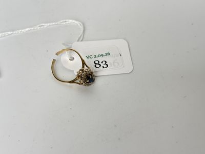 l'image d'une bague en or ornée d'une pierre bleue
