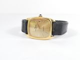une image d'un gros plan d'une montre-bracelet sur une surface blanche