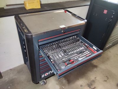 un chariot à outils contenant de nombreux outils