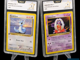 deux cartes Pokémon dans des pochettes en plastique sur un fond noir