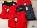 trois paires de vestes de course rouges, noires et bleues, encore étiquetées