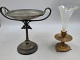 deux vases posés l'un à côté de l'autre sur une table