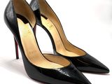 une paire de chaussures noires à talons hauts sur une surface blanche